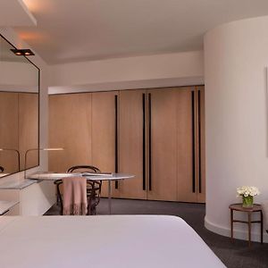 Camera con letto king size d'angolo